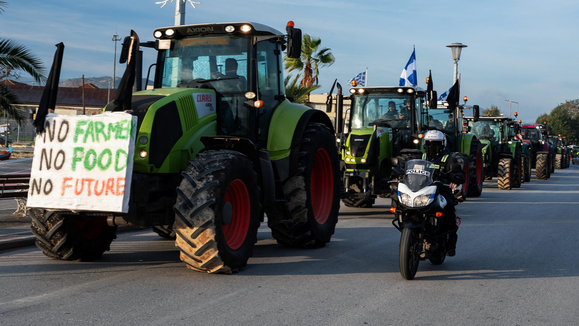 След неуспешни преговори блокадите по гръцките пътища продължават