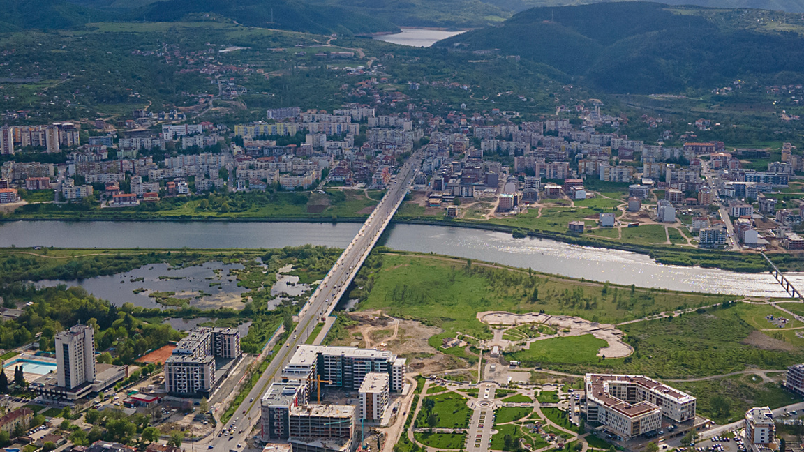 17-годишна загина след падане от четвъртия етаж на блок в Кърджали