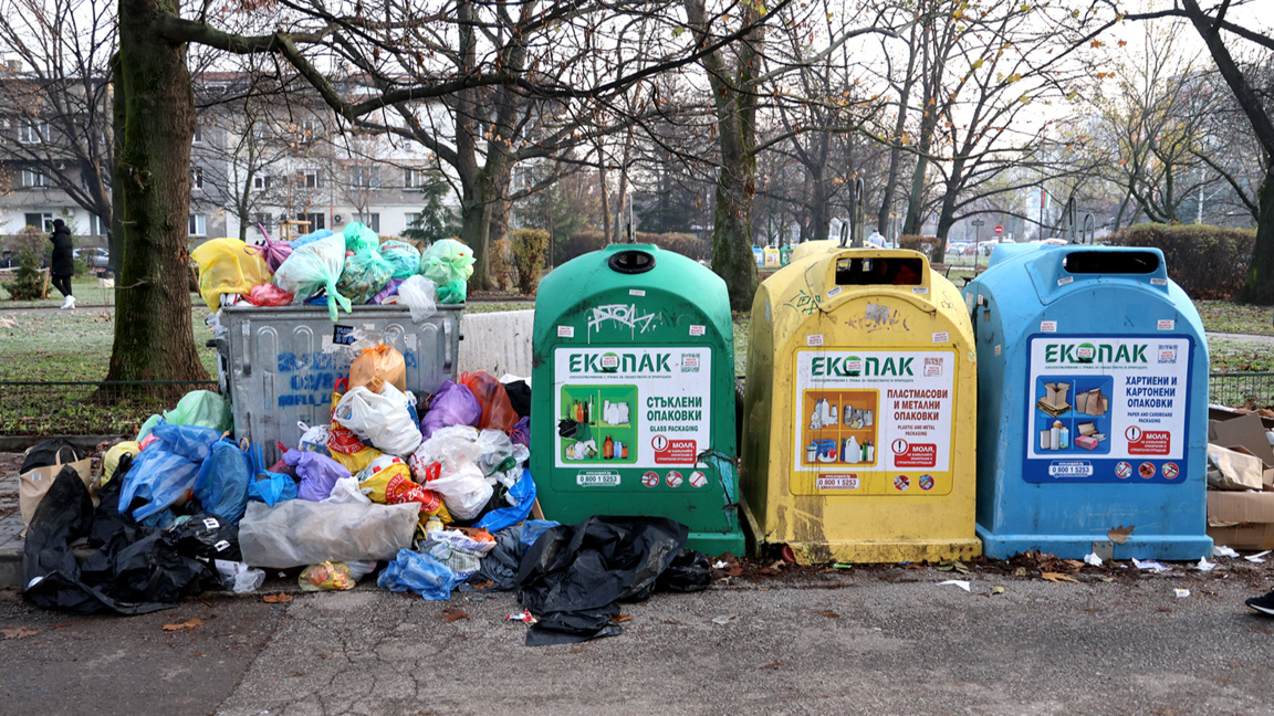 В няколко столични района възникна криза със сметоизвозването.