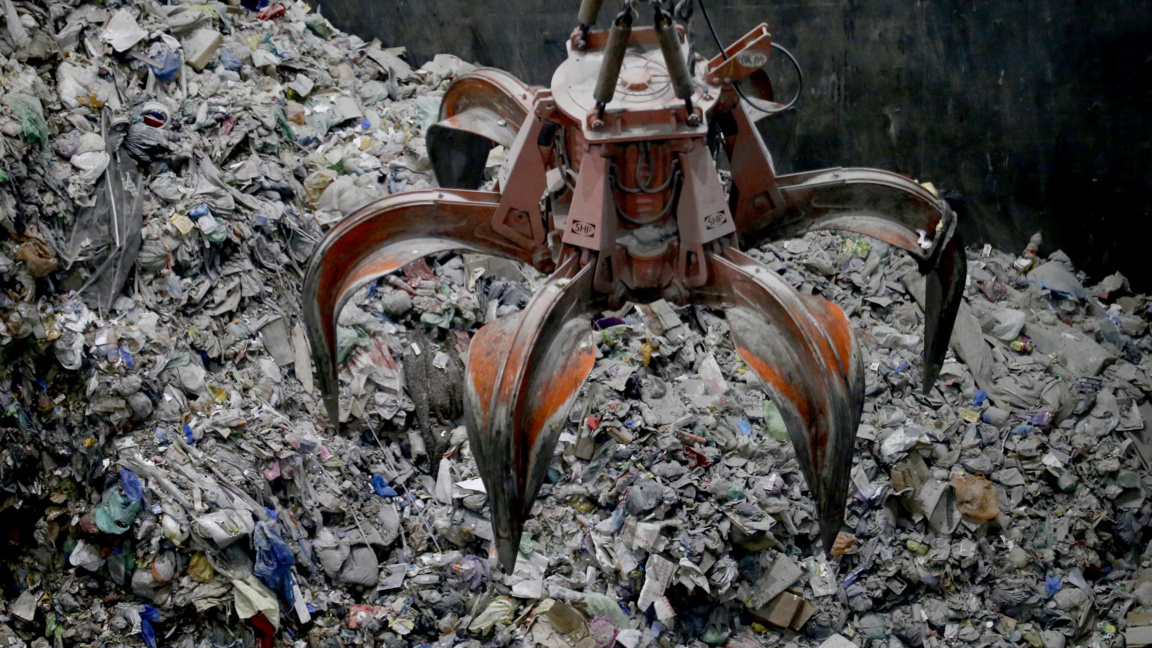 Незаконни сметища функционират в цяла Англия