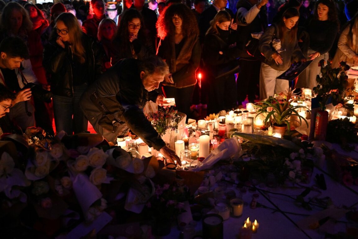 С камбанен звън в района на кметството на Париж протече заключителната церемония в памет на жертвите на терористичните атаки от 13 ноември 2015 г.