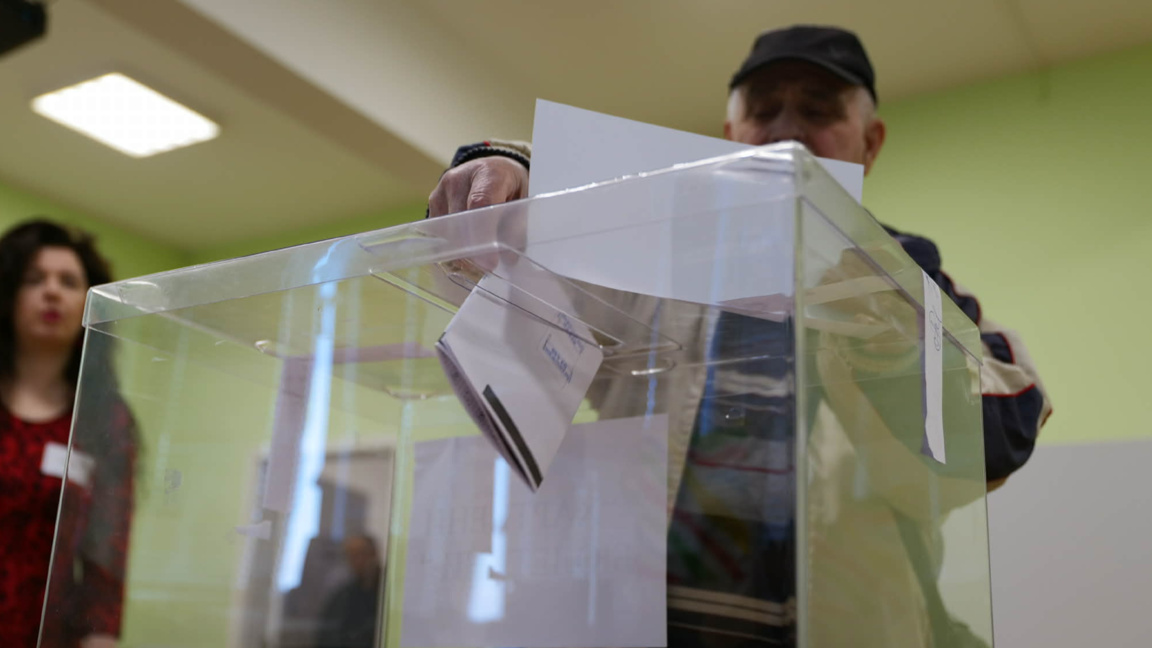 Да дръпнеш хартията: избирател блокира машина в с. Неофит Рилски