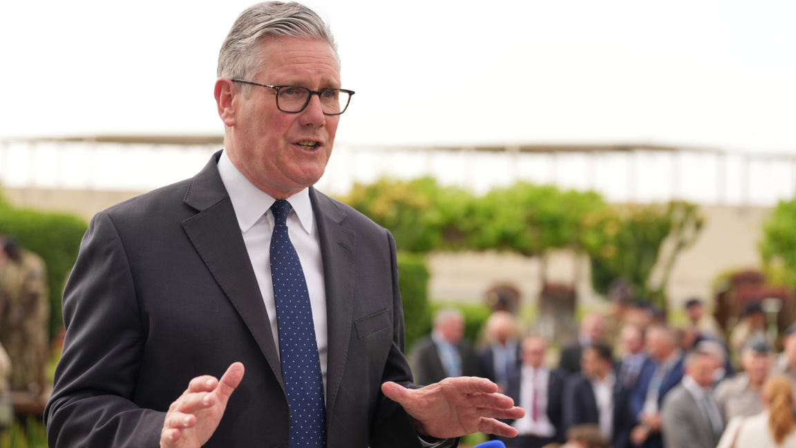 Британският премиер Киър Стармър говори във военновъздушната база "Таиф" в Саудитска Арабия.