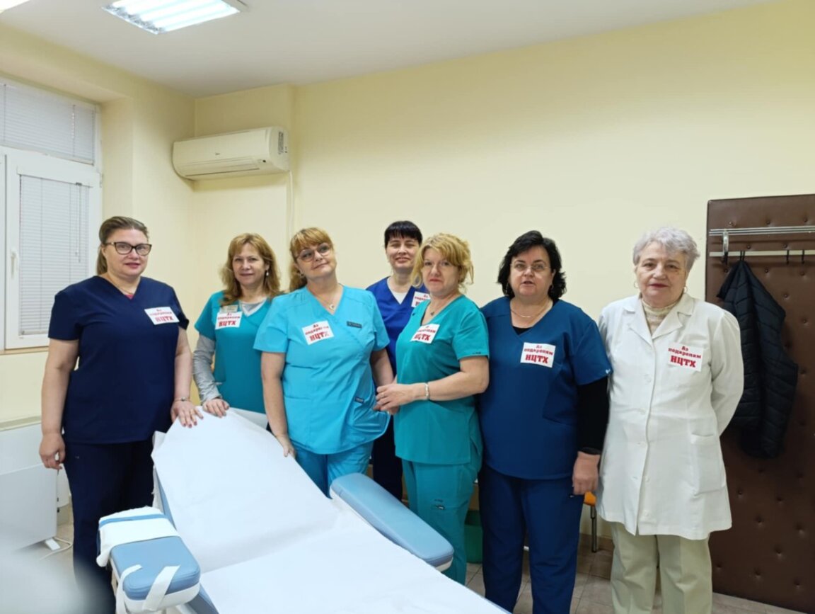 Медици със стикери за солидарност