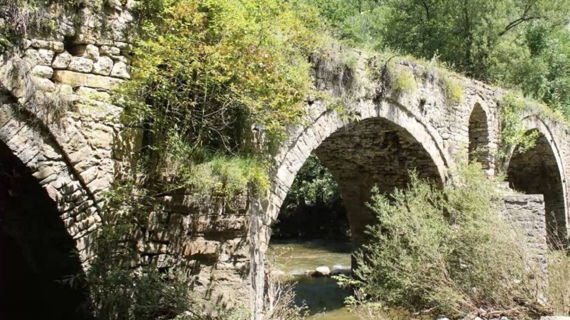 Tırgovişte’ye yakın kadim köprü mimari özellikleri ile dikkat çekiyor