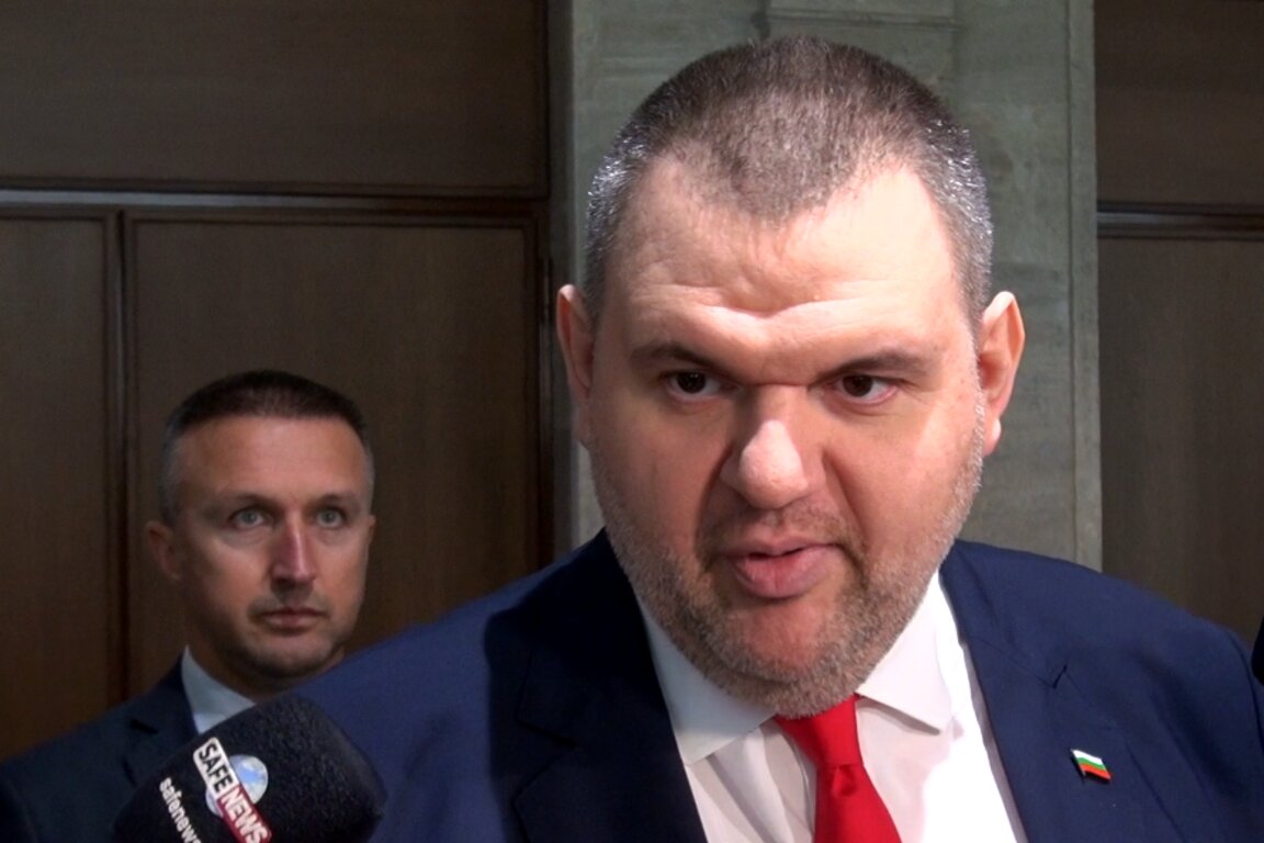 Председателят на "ДПС - Ново начало" Делян Пеевски говори пред медиите в кулоарите на Народното събрание.