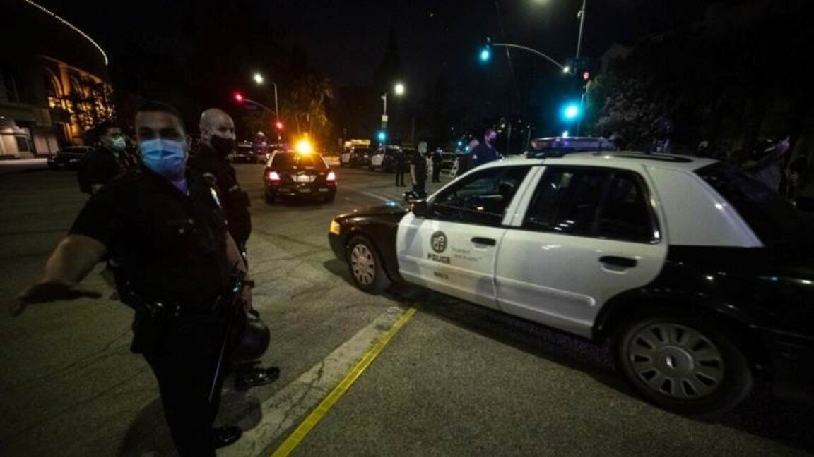 Автомобил се вряза в тълпа от хора в Лос Анджелис, ранявайки десетки