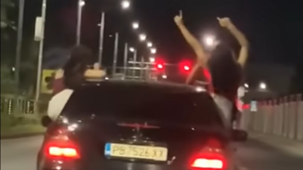 Наказаха шофьора и момичетата, висели от прозорците на кола