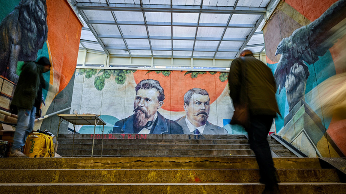 Изрисувани, братя Прошек ни гледат в подлеза при гара "Подуяне"