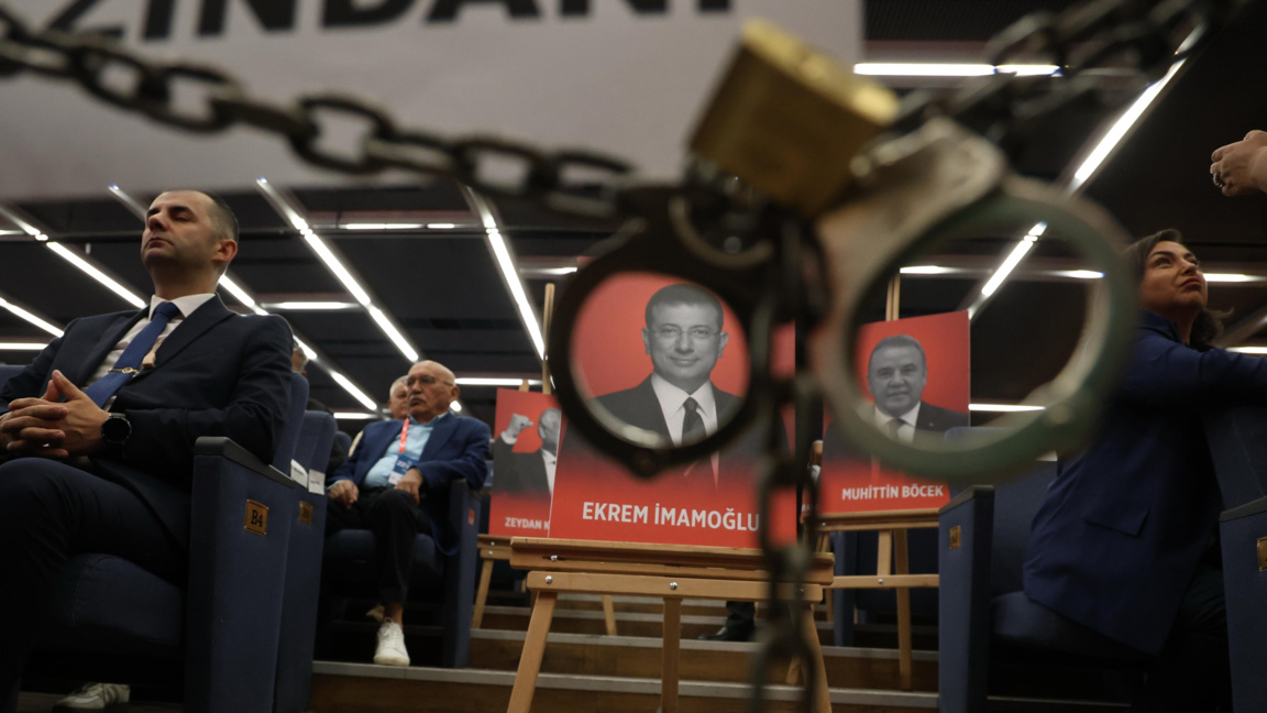 Конгрес на Народнорепубликанската партия, на фона на снимки на задържания кмет на Истанбул Екрем Имамоглу и други арестувани