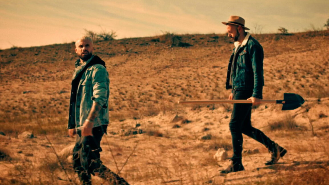 Το ντουέτο Ντιμίταρ και Χρίστο τραγουδάνε το "Ανίκητος"