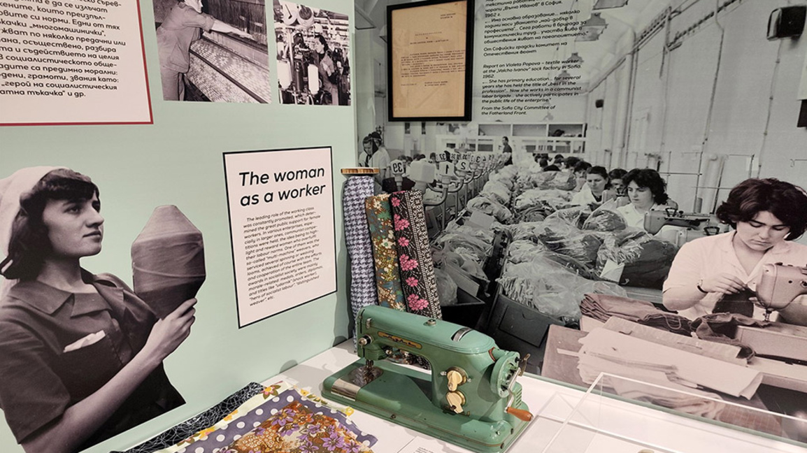 Изложба показва другарката гражданка от героя на труда до жена по модата