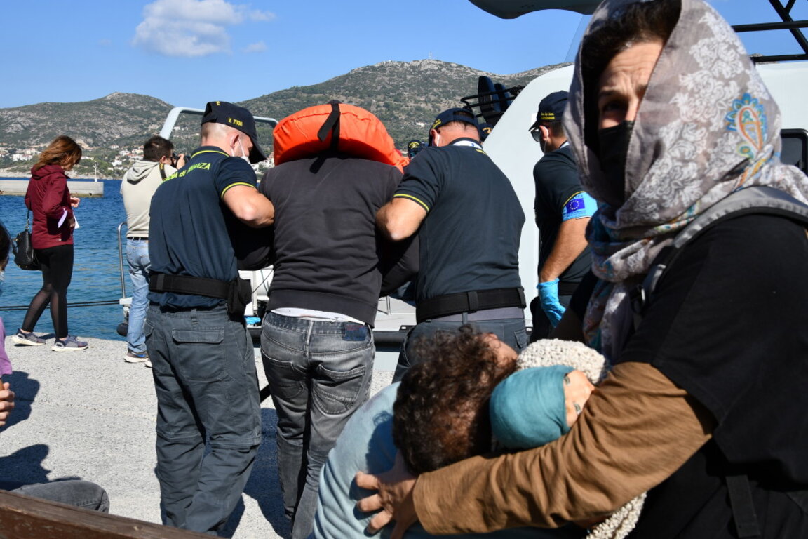 Гърция се бори с мигрантския поток от африканци към остров Крит, има задържани