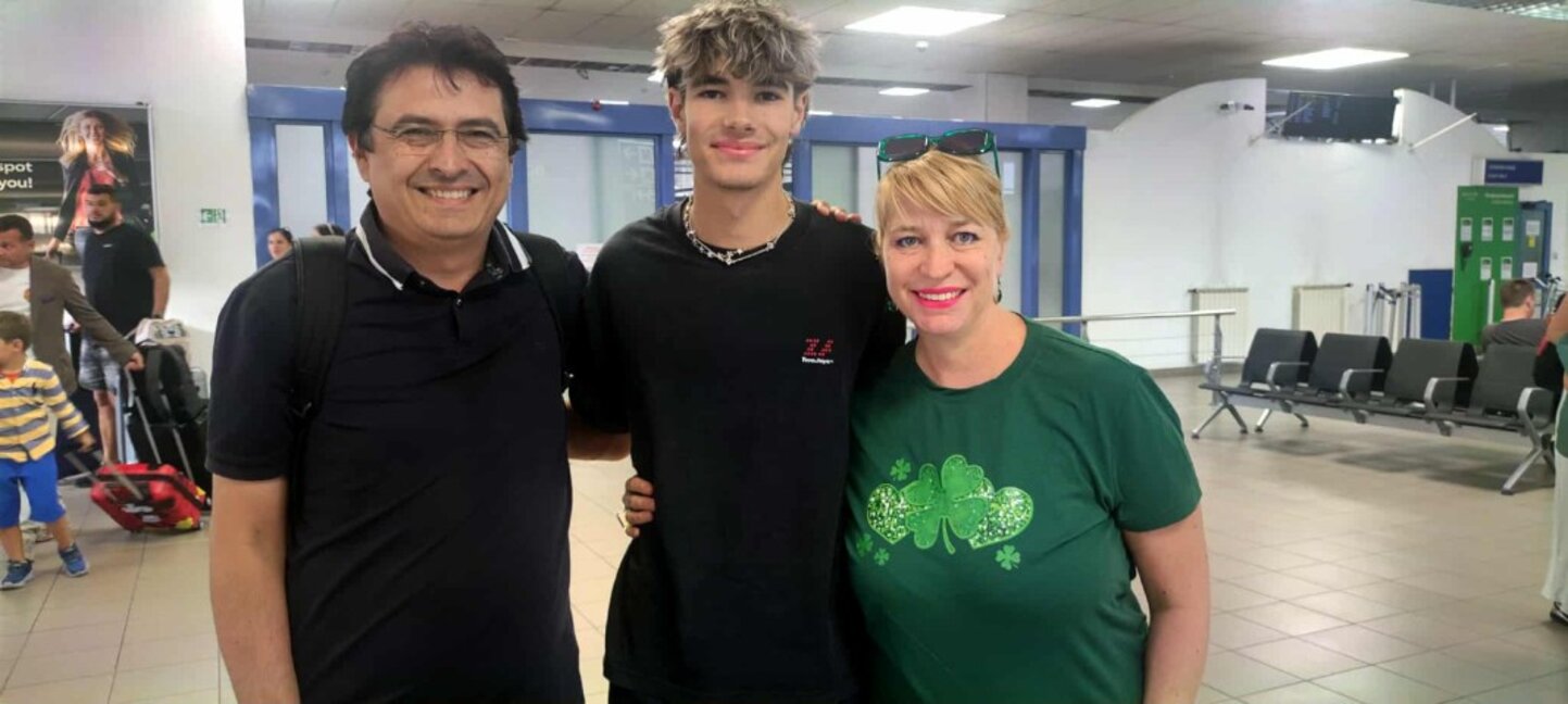 Никола Цолов заедно с майка си Мира и баща си Димитър