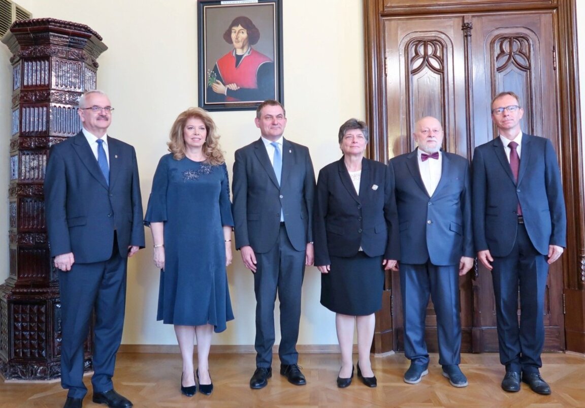 /Вицепрезидентът Йотова удостои с орден "Св. св. Кирил и Методий“ поляка славист с принос за популяризирането на българската култура проф. Александер Наумов