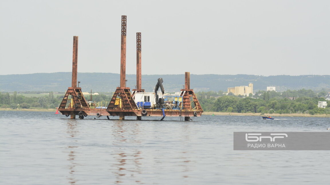 Кораб размести тръбата във Варненското езеро, изтекоха отпадни води