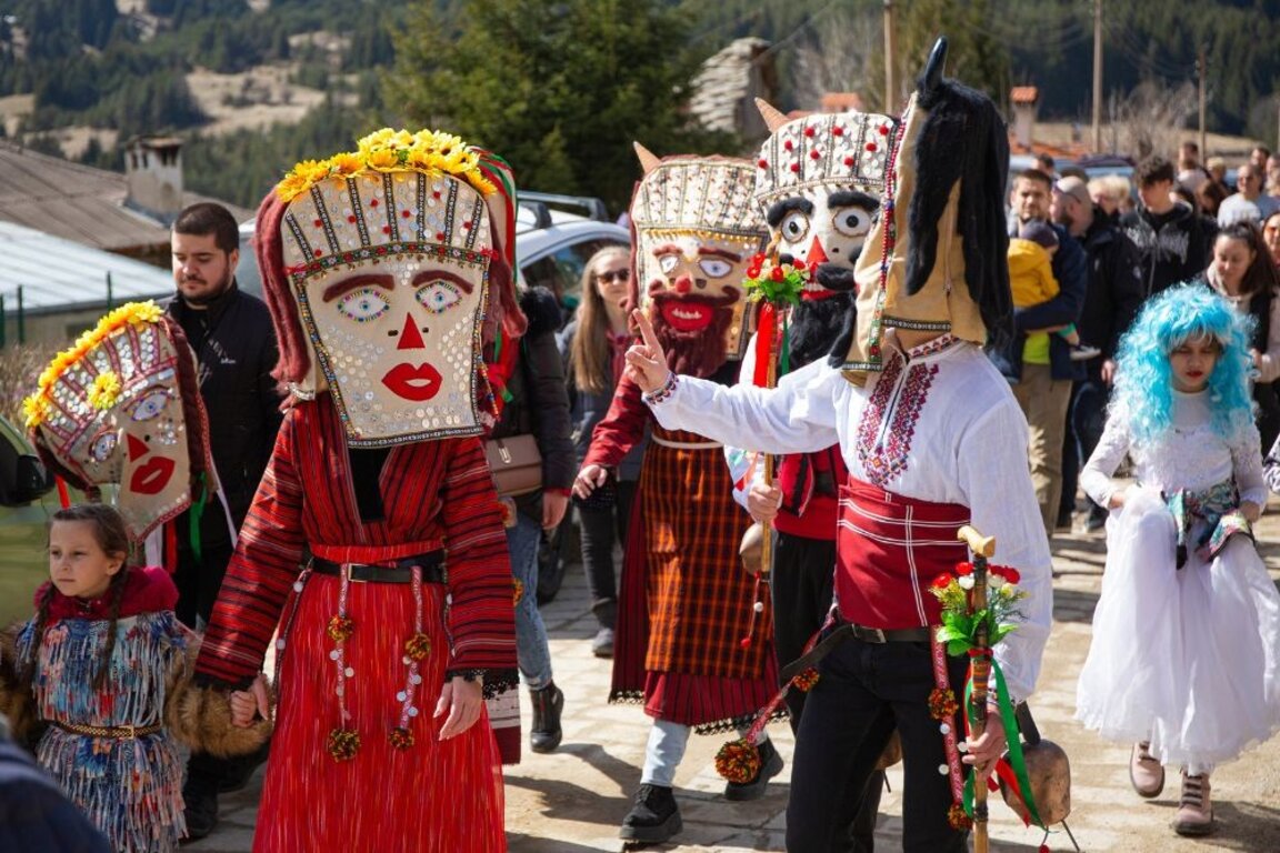 Les koukeri mettent l’ambiance dans les Rhodopes…
