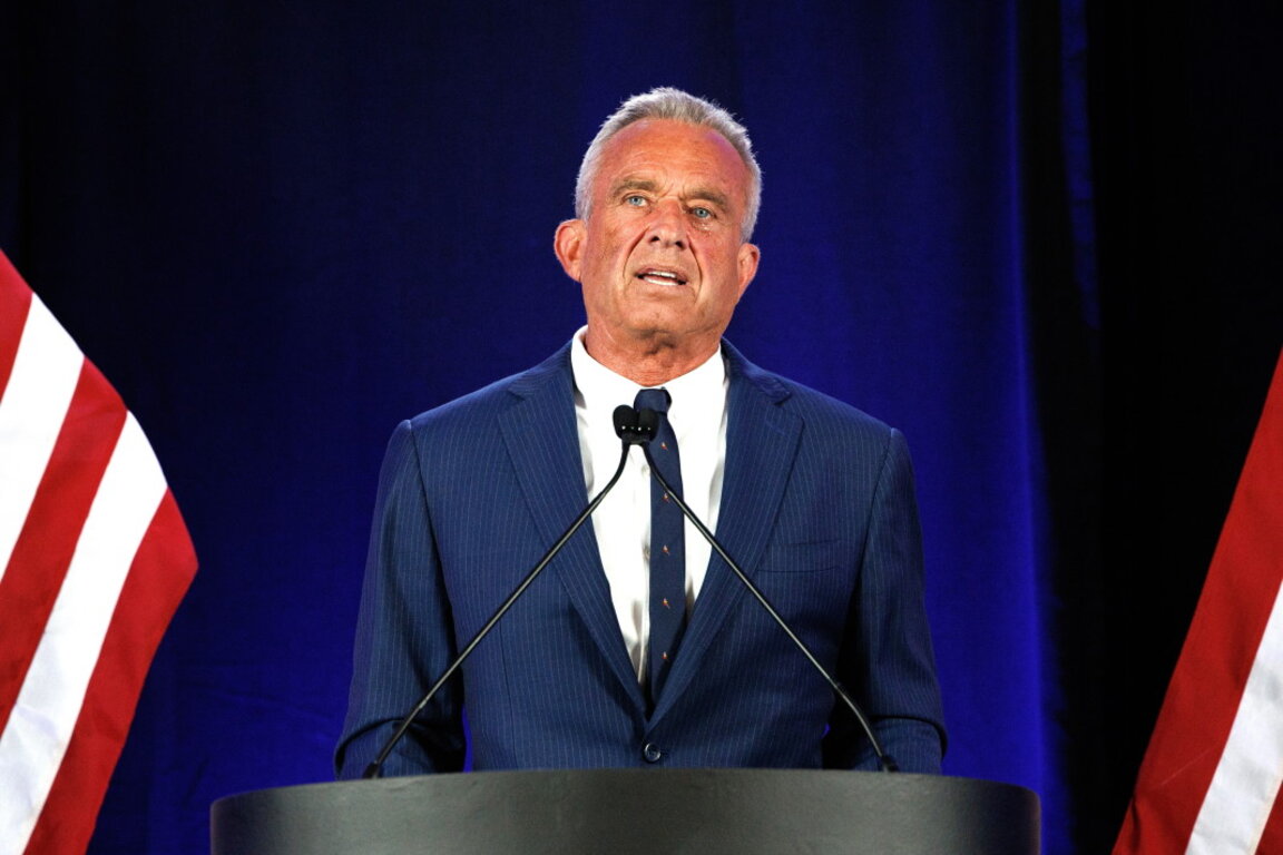 Робърт Кенеди-младши обявява края на кампанията си.