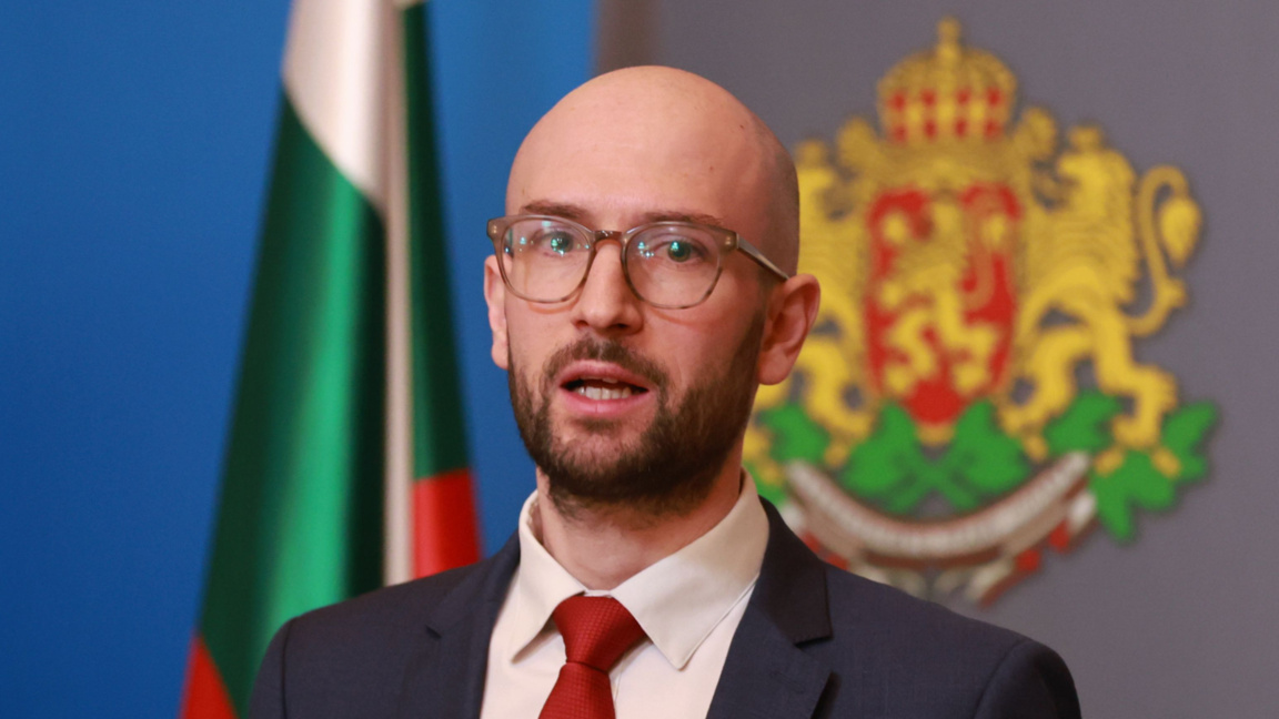 Новото е, че и пенсионерите над линията на бедност получават някаква скромна подкрепа, което е много добре от гледна точка на справедливост. Това заяви служебният министър на финансите Георги Клисурски на брифинг в Министерския съвет след края на редовното правителствено заседание.