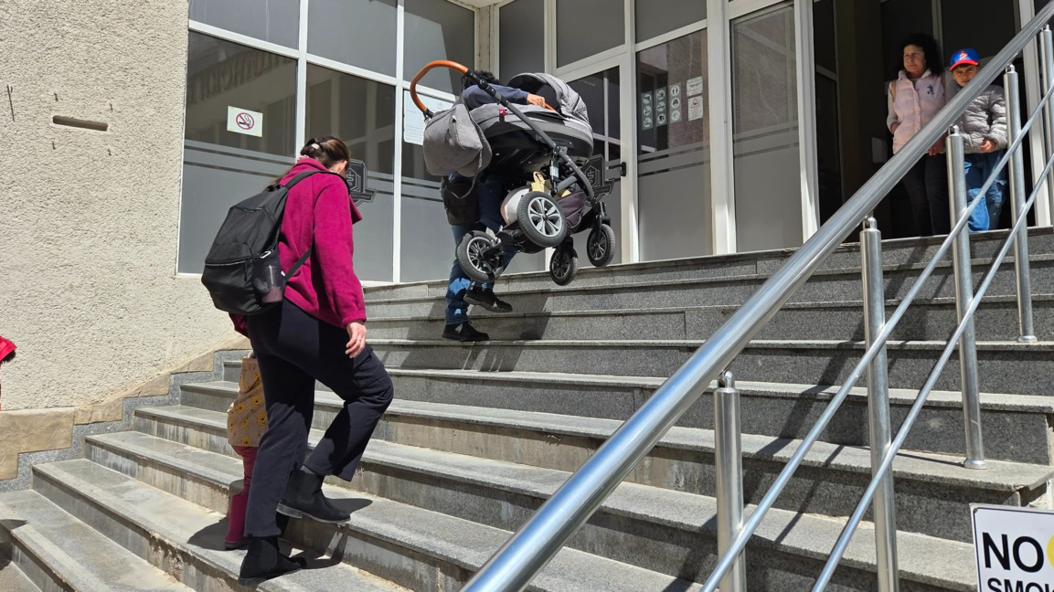 Слънце, море, разходка... а, и избори! Неделята на вота в снимки (обновява се)