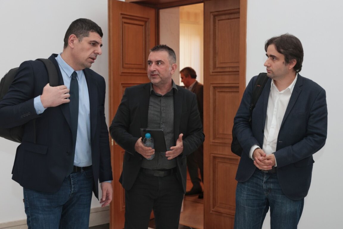 Ивайло Мирчев след изслушването на шефа на ДАНС: Машините са си добре