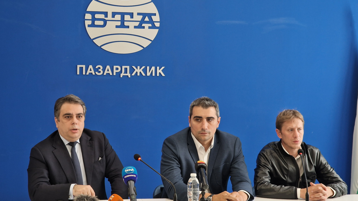 Асен Василев (вляво) и кмета на Пазарджик Петър Куленски