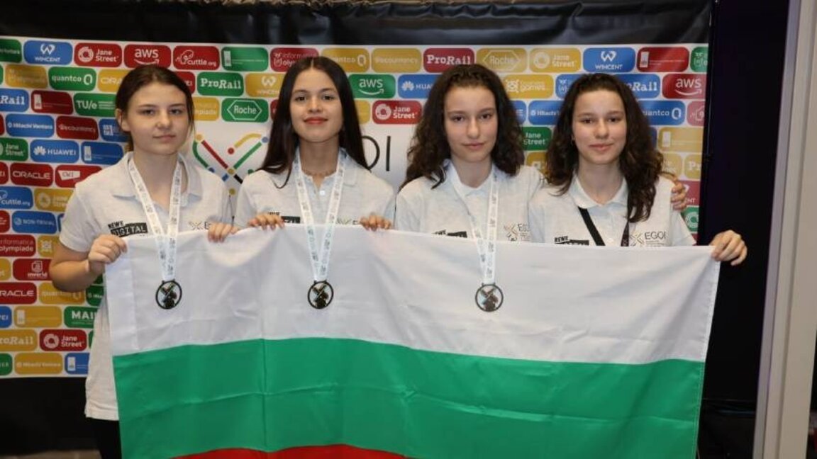Şumenli Simona Hristovа ve Nermin İdriz Kızlar için Avrupa Bilgisayar Olimpiyatı’nda altın ve gümüş madalya kazandı