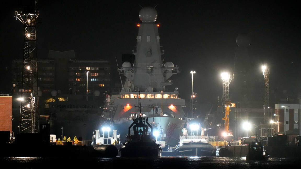 Британският кораб HMS Dragon в пристанище Портсмут, преди да бъде разположен за защита на британския военен персонал в Кипър