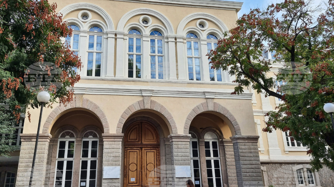 Забавя се ремонтът на Хуманитарната гимназия