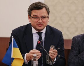 Кулеба е на тридневно посещение в Китай