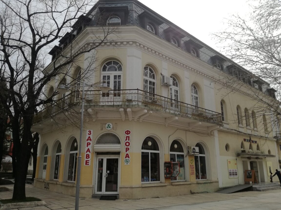 Сградата, която е наета от Държавния куклен театър в Сливен