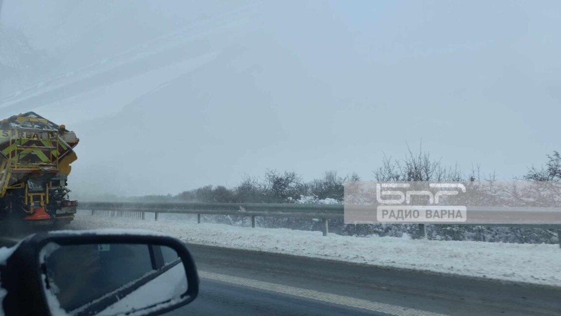 Пътят Аксаково-Добрич е затворен за камиони над 12 тона, непроходим остава пътят между Каменар и Въглен