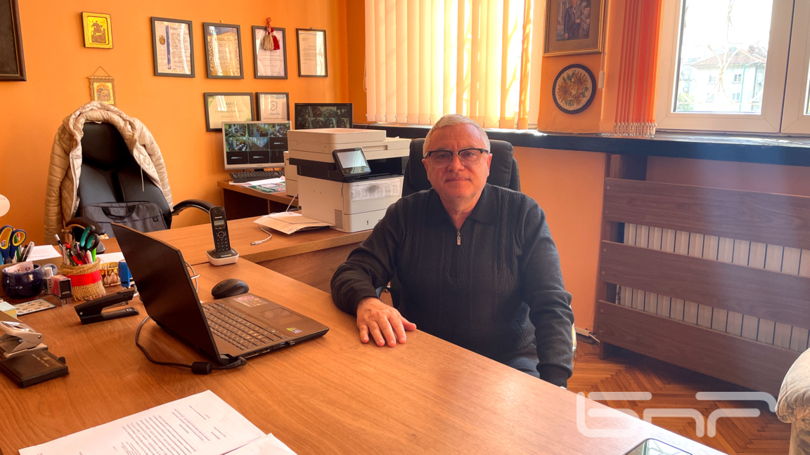 Директорът на СУ "Иван Вазов" Виктор Григоров