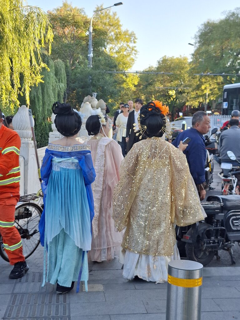 Жени, облечени с ханфу и ципао за фотосесия на открито по повод "Златната седмица"