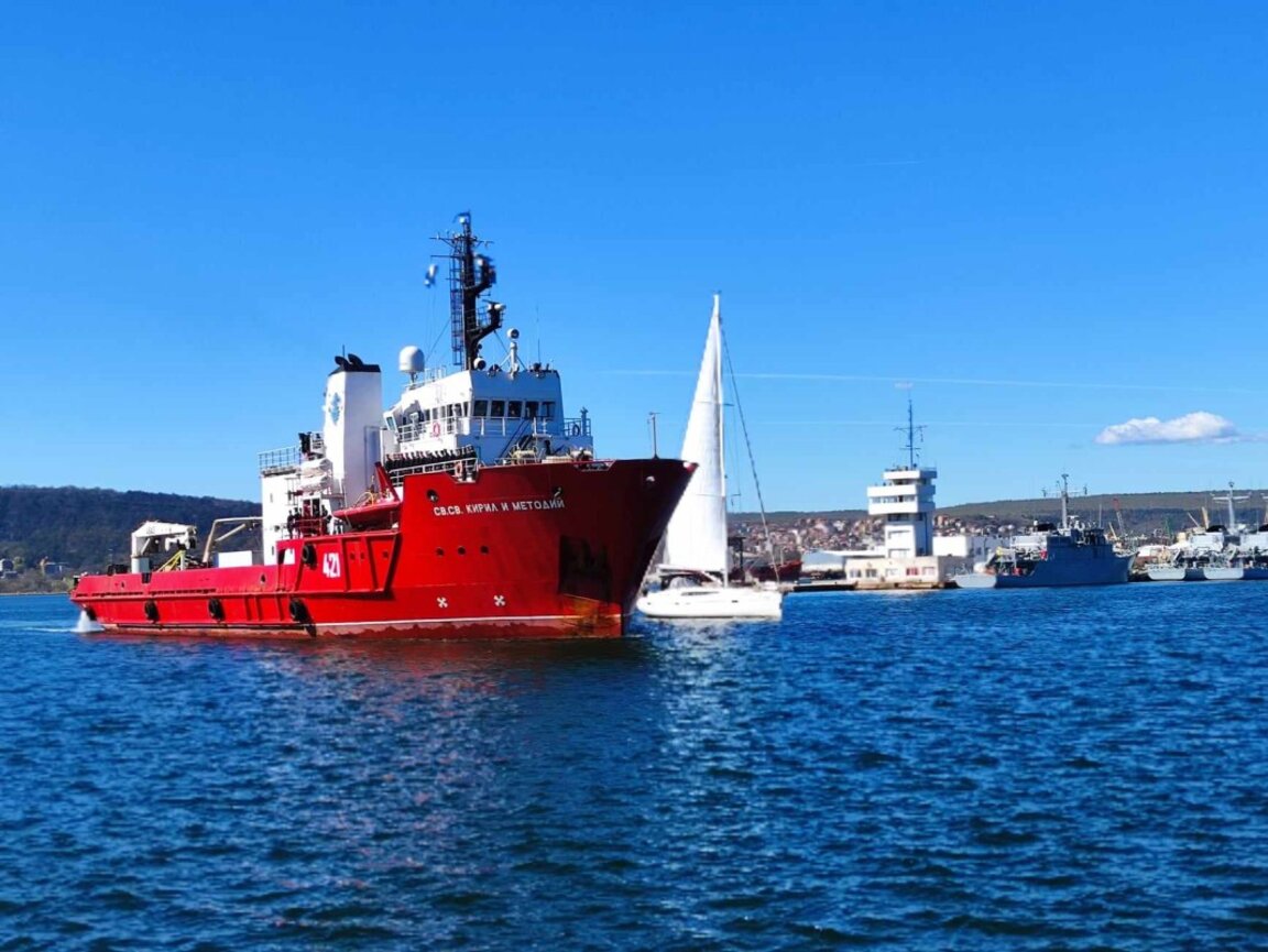 Retour d'Antarctique du navire d'exploration "Saints Cyrille et Méthode"...