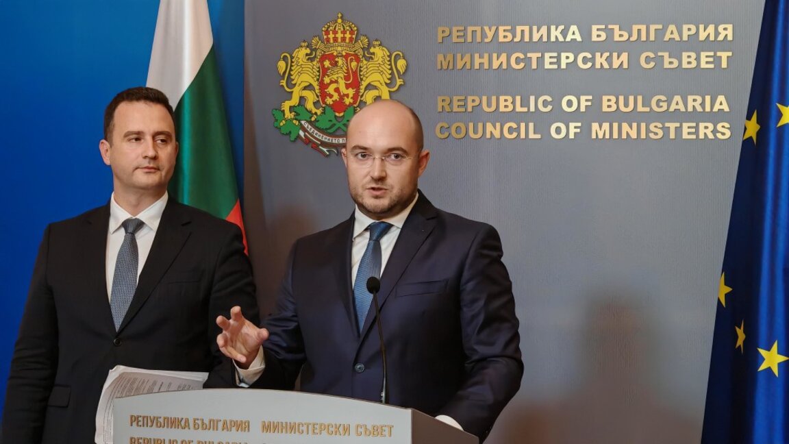 Министрите на енергетиката Жечо Станков (вляво) и на правосъдието Георги Георгиев