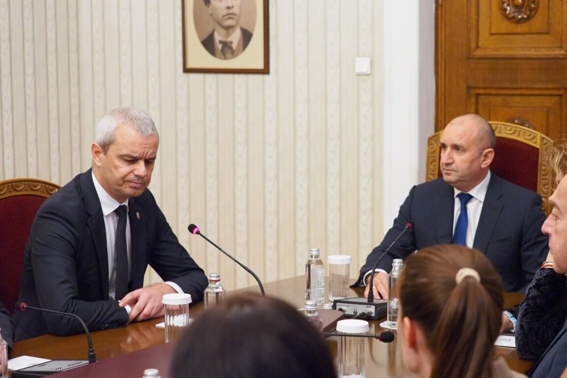 Лидерът на "Възраждане" Костадин Костадинов (вляво) и президентът Румен Радев