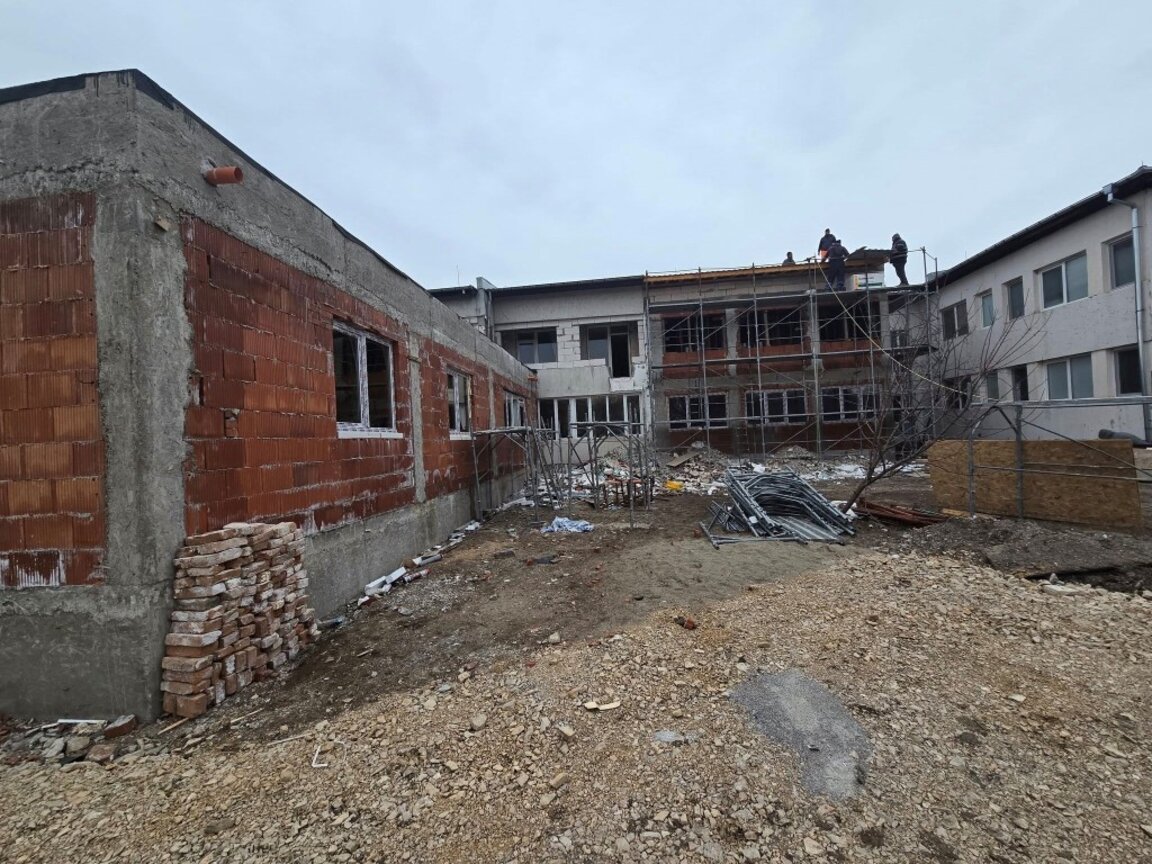 Напредва ремонтът на Дома за стари хора в Дреновец