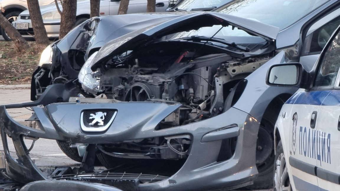 Двама души са загинали при катастрофи за денонощието