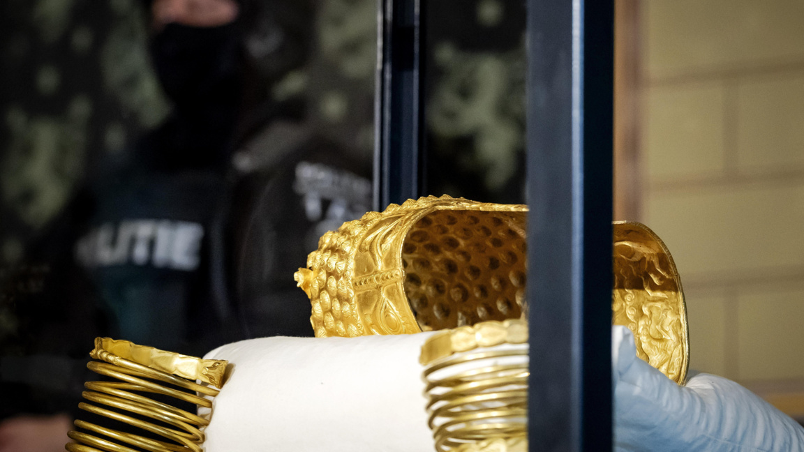 Златният шлем от Коцофенещ, открит заедно с две златни гривни, е показан на пресата в музея "Дрентс" в Асен, Нидерландия, 2 април 2026 г.