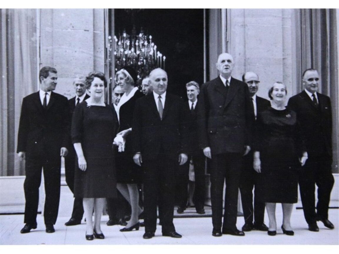 д-р Малеева (вдясно от Де Гол)