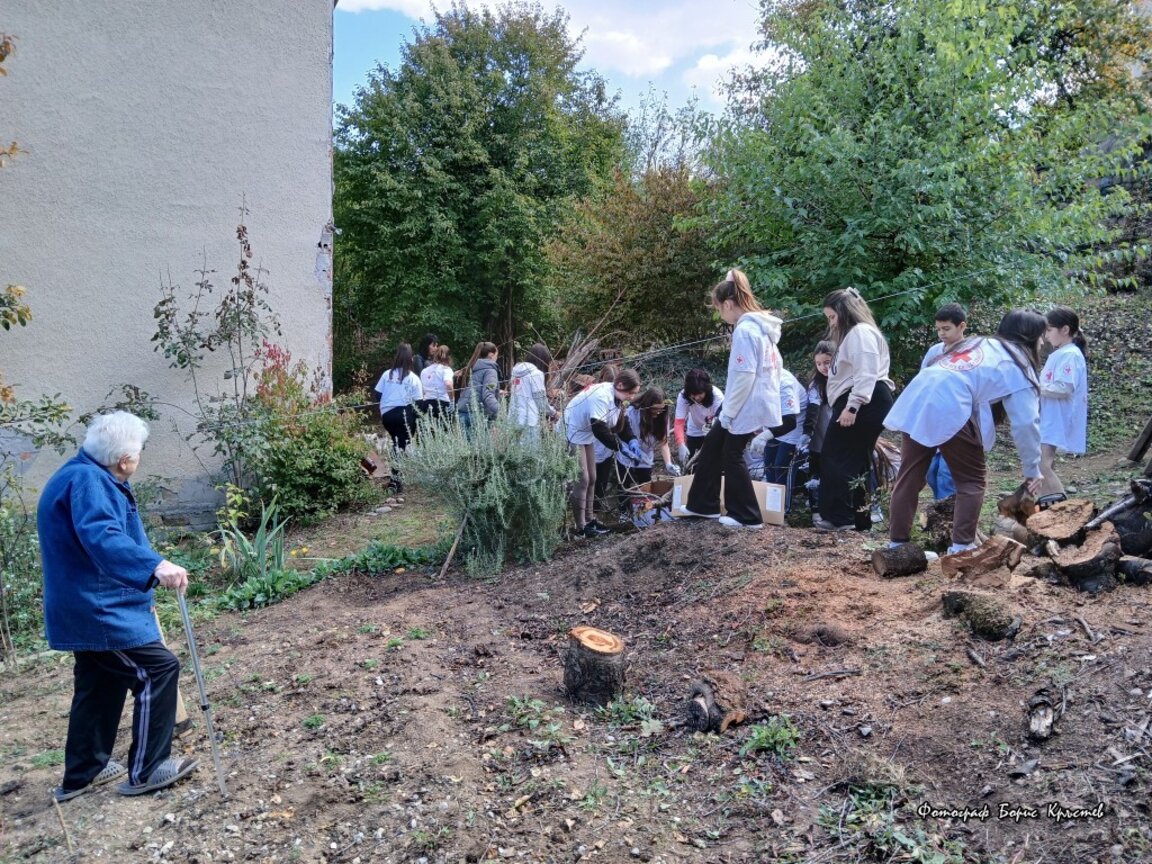Ученици от Зверино оказаха помощ на възрастна жена от селото