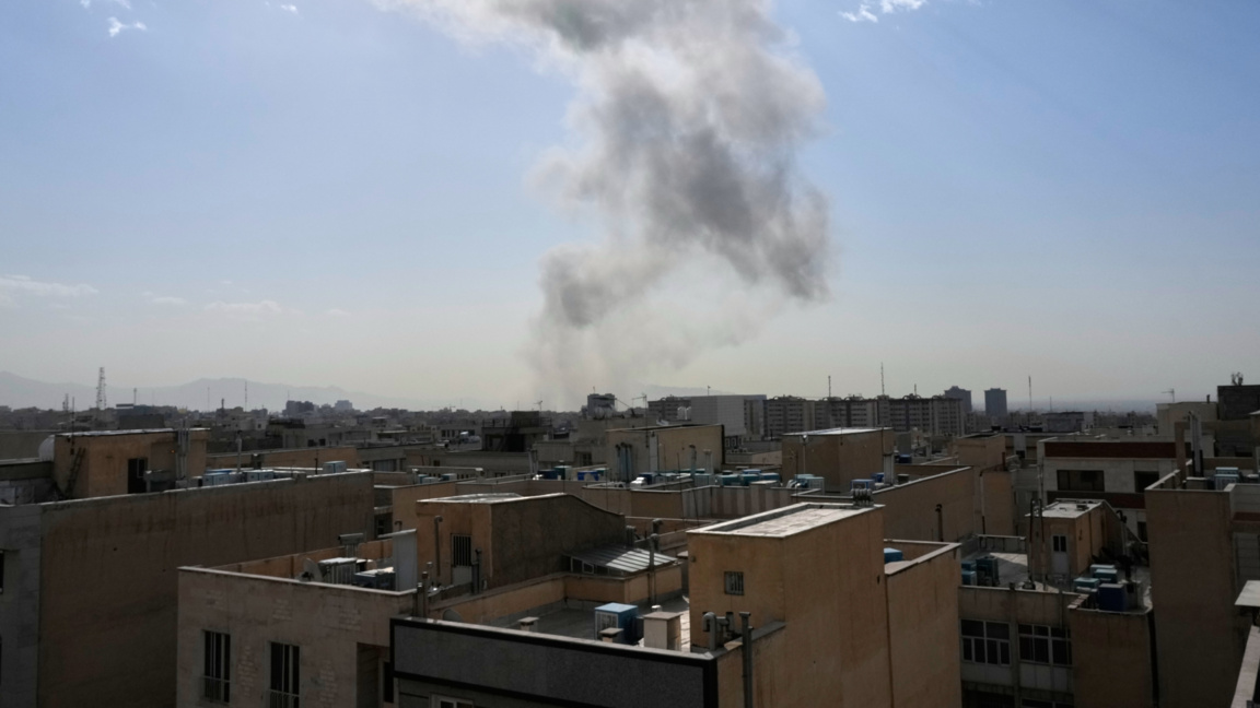 Дим се издига във въздуха след експлозия в Техеран