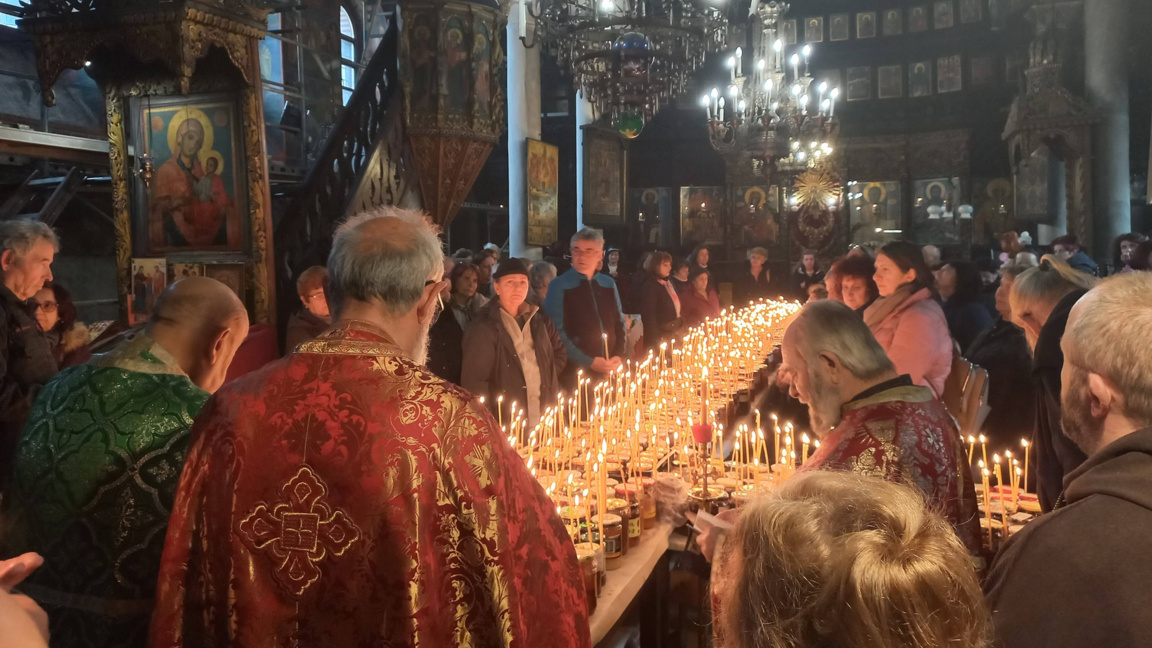 „Огнен кръст“ освети църквата в Благоевг...