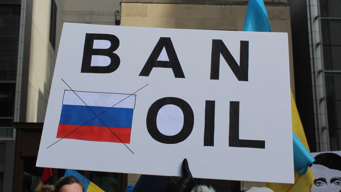 ЕK ще предложи постоянна забрана на руския петрол след изборите в Унгария