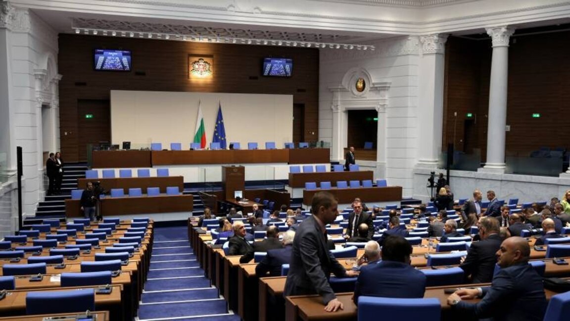 Промените в Конституцията – на трето четене в парламента