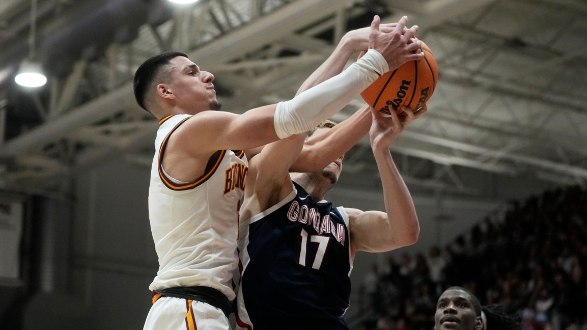 Александър Гавалюгов (в бяло) с екипа на Санта Клара.