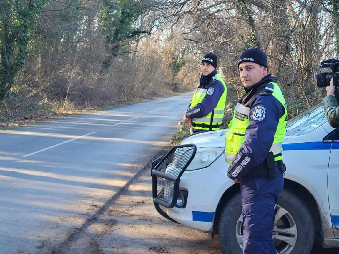 Полицаите Красимир Кюркчиев и Божидар Милев успяват да задържат шофьора, който опитва да ги блъсне.