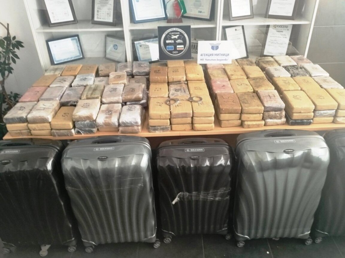 Задържаните за трафик на кокаин и пари в дипломатическа кола остават в ареста