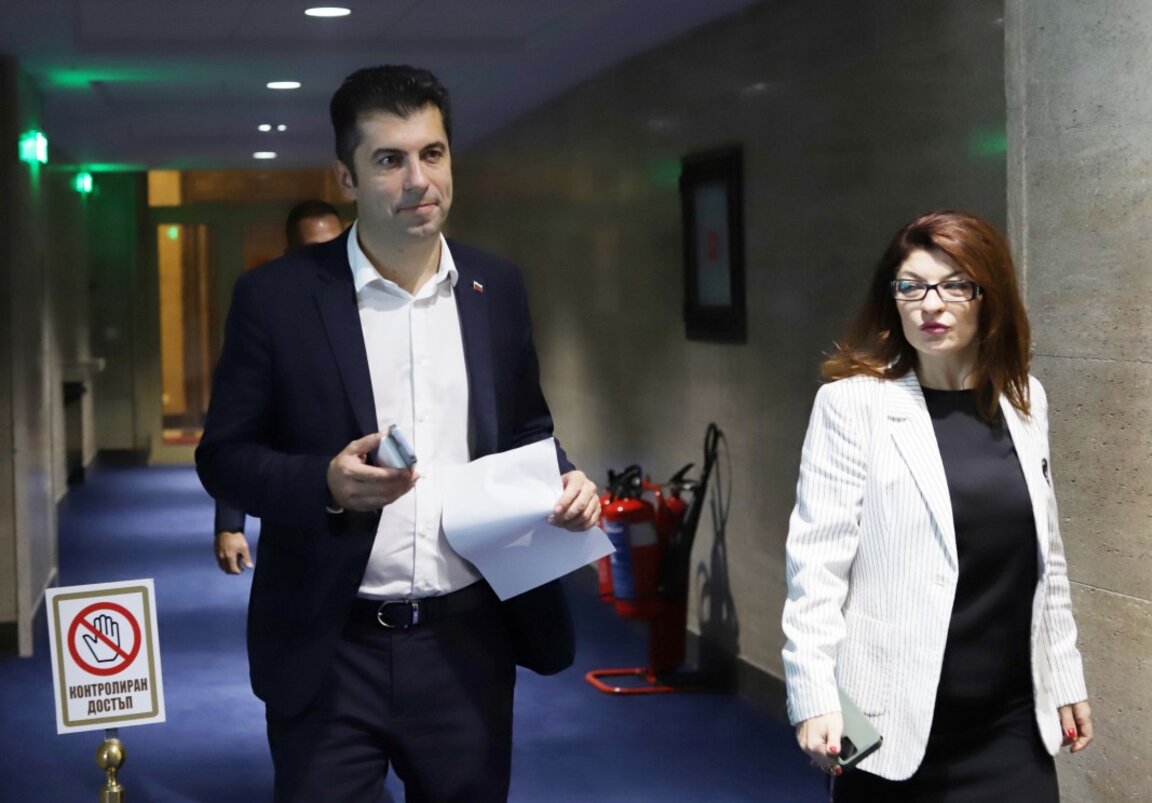 Съпредседателят на ПП Кирил Петков (вляво) и председателката на парламентарната група на ГЕРБ-СДС в Народното събрание - София, 5 октомври 2023